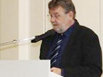 Bürgermeister Horst Rehder informierte über die wichtigsten Themen im Gemeinderat und in der Verwaltung und gab einen Ausblick auf anstehende Projekte in der Gemeinde Heßdorf. Foto: Richard Sänger