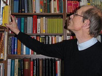 Hans Thurn liest gerne, aber nicht oft genug. Mehr zu lesen ist ein konstanter guter Vorsatz des Pfarrers.  Foto: Stephanie Elm