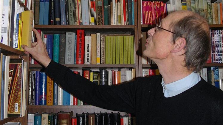 Hans Thurn liest gerne, aber nicht oft genug. Mehr zu lesen ist ein konstanter guter Vorsatz des Pfarrers.  Foto: Stephanie Elm