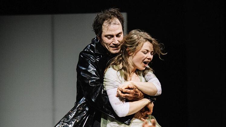 In der Regie von Konstanze Lauterbach feiert Shakespeares Drama "Othello" am Samstag Premiere am Landestheater Coburg (Probenszene mit  Nils Liebscher als Othello und  Solvejg Schomers als Desdemona).Foto: Sebastian Buff