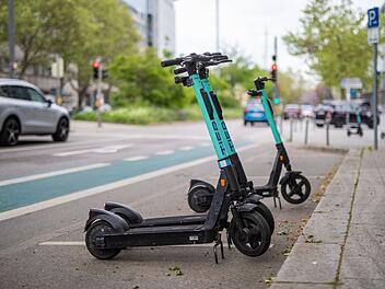 Versuchtes Tötungsdelikt in Nürnberg? Mann wirft E-Scooter von Brücke - darunter spielten Kinder