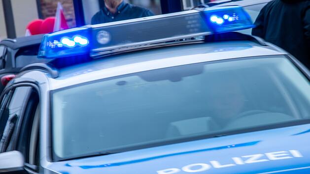 Kreis Bamberg: Auto dreht sich um 90 Grad und landet im Graben - Fahrer verletzt