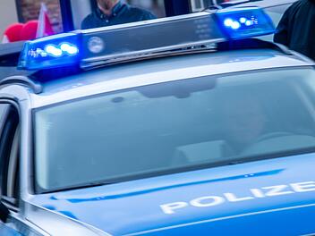 Kreis Bamberg: Auto dreht sich um 90 Grad und landet im Graben - Fahrer verletzt