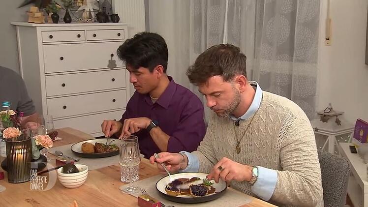 Der Hauptgang mit den kreativen Blaukraut-Kn&ouml;deln begeistert Ragil (links) und Mathias schon rein optisch.