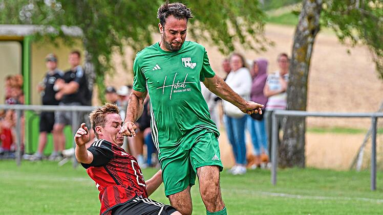 Julius Distler (links) vom TSV Knetzgau II gr&auml;tscht gegen Fancesco Terrana zum Ball.
