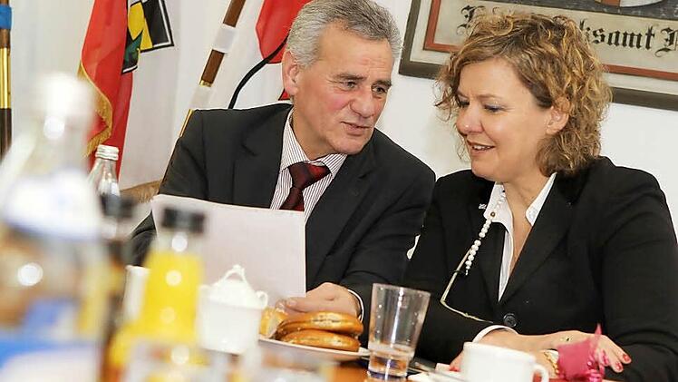 Was kann die Ansiedlungsagentur tun? Landrat Oswald Marr im Zwiegespräch mit Ulrike Wolf vom Wirtschaftsministerium.  Foto: Jan Koch