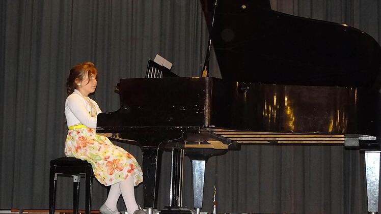 Vielseitig begabt: Lea Berger spielt Klavier und Blockflöte und malt zu ihren Musikstücken auch die passenden Bilder.