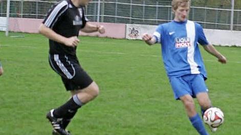 Der Eberner Jan Schineller (links, dunkles Trikot) kann den Gegenangriff der Neuseser nicht verhindern.  Foto: Wolfgang Dietz