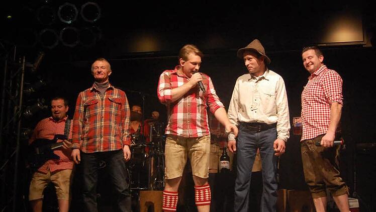 Tobias Gehring von der Band "Tollhaus" stellte die Stars vor. Links: Hühnerwirt Jürgen, von rechts: Bauer Sebastian und Schäfer Rainer.