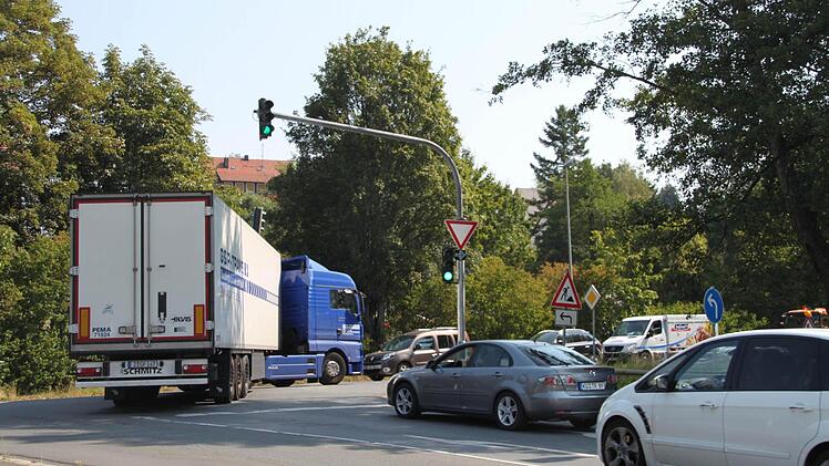 Viele sind an der Kreuzung Wickenreuther Allee/Bayreuther Straße noch nach rechts auf die B 85 eingebogen.