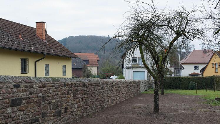 Die renovierte Mauer am Aschacher Kindergarten. Die angrenzende Wiese wird im Frühjahr angesät. Foto: Björn Hein