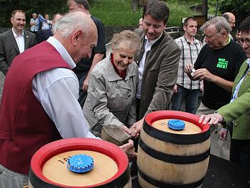 Bieranstich mit Ludwig Klebl (links), Theresia Weigl, Sandro Kircher und der Vorsitzenden der Kreuzbergallianz, Oberelsbachs Bürgermeisterin Birgit Erb. Auf dem Kreuzberg konnten Besucher das Aktionsbier testen. Fotos: Marion Eckert