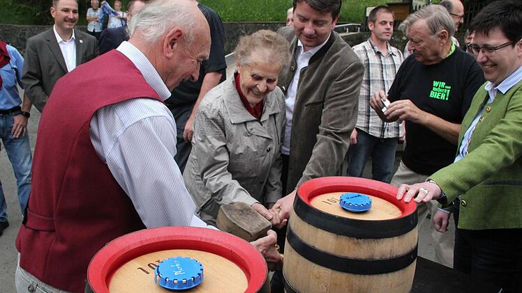 Bieranstich mit Ludwig Klebl (links), Theresia Weigl, Sandro Kircher und der Vorsitzenden der Kreuzbergallianz, Oberelsbachs Bürgermeisterin Birgit Erb. Auf dem Kreuzberg konnten Besucher das Aktionsbier testen. Fotos: Marion Eckert