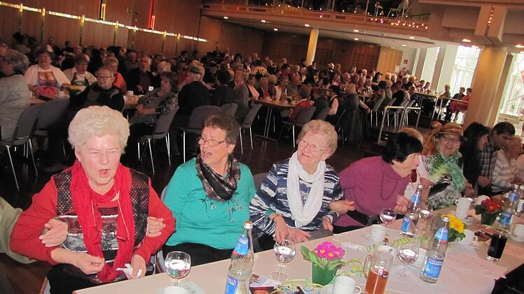 Beim Schunkeln und Mitsingen in ihrem Element: Diese Damen aus dem Coburger Süden sind als echte Stimmungskanonen bekannt.