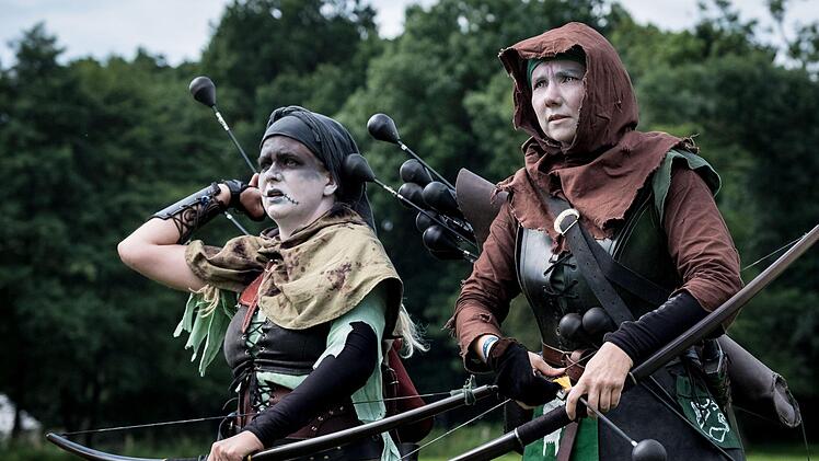 Teilnehmer des Fantasie-Live-Rollenspiels "ConQuest of Mythodea" 2017. Foto: Peter Steffen/dpa