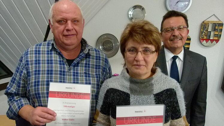 Ehrung von Blutspendern (v.l.): Volker Gahn, Irina Stranski-Müller, Jürgen Wittmann.Foto: Lothar Weidner