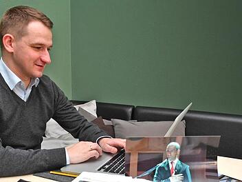 Eine Büttenrede entsteht: Burgebrachs Bürgermeister Johannes Maciejonczyk mit Notizen, Ausschnitten und Unterlagen von vorherigen Prunksitzungen in seinem Jagdzimmer - die Zeit drängt. Foto: Ronald Rinklef