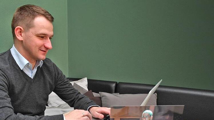 Eine Büttenrede entsteht: Burgebrachs Bürgermeister Johannes Maciejonczyk mit Notizen, Ausschnitten und Unterlagen von vorherigen Prunksitzungen in seinem Jagdzimmer - die Zeit drängt. Foto: Ronald Rinklef