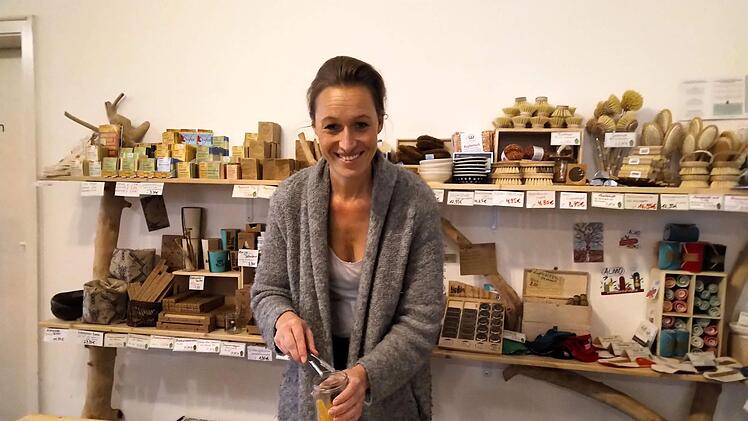 Autorin und Plastikgegnerin Nadine Schubert hat dem Plastikmüll den Kampf angesagt. Zum Einkaufen im Unverpackt-Laden bringt sich die 38-Jährige eigene Gläser und Behälter mit.  Foto: Dunja Neupert