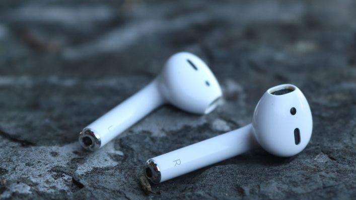 Mit Kopfh&ouml;rern mit Kabeln w&auml;re ihm das nicht passiert: Ein Mann aus Taiwan hat im Schlaf seinen AirPod verschluckt. Symbolbild: FloTV/pixabay