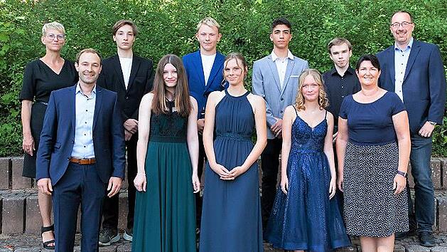 Die besten Absolventen der Mittelschule Neunkirchen am Brand (v.&nbsp;l.): Schulleiterin Carmen Dornheim, Klassenleiter Anselm Friedrich, Tobias Beierlein, Anna Cira, Paul Kohl, Lea Heymer, Leonardo Cubello, Nele Herrmann, David Richter, Klassenleiteri...