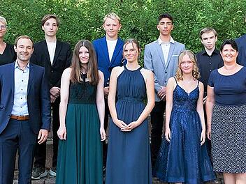 Die besten Absolventen der Mittelschule Neunkirchen am Brand (v. l.): Schulleiterin Carmen Dornheim, Klassenleiter Anselm Friedrich, Tobias Beierlein, Anna Cira, Paul Kohl, Lea Heymer, Leonardo Cubello, Nele Herrmann, David Richter, Klassenleiteri...