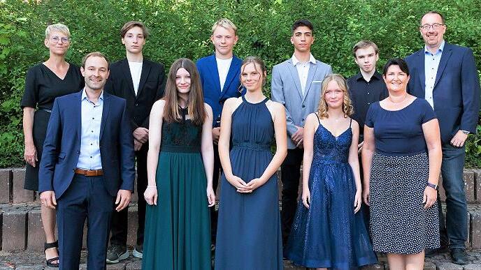 Die besten Absolventen der Mittelschule Neunkirchen am Brand (v. l.): Schulleiterin Carmen Dornheim, Klassenleiter Anselm Friedrich, Tobias Beierlein, Anna Cira, Paul Kohl, Lea Heymer, Leonardo Cubello, Nele Herrmann, David Richter, Klassenleiteri...