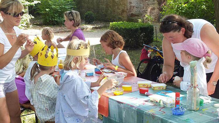 Die Teilnehmer haben Kronen gebastelt.