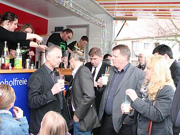 Nach der Vertragsunterzeichnung schenkten Jugendliche der Gemeinde an der Halt-Bar alkoholfreie Cocktails an die Besucher aus.  Foto: Seeger