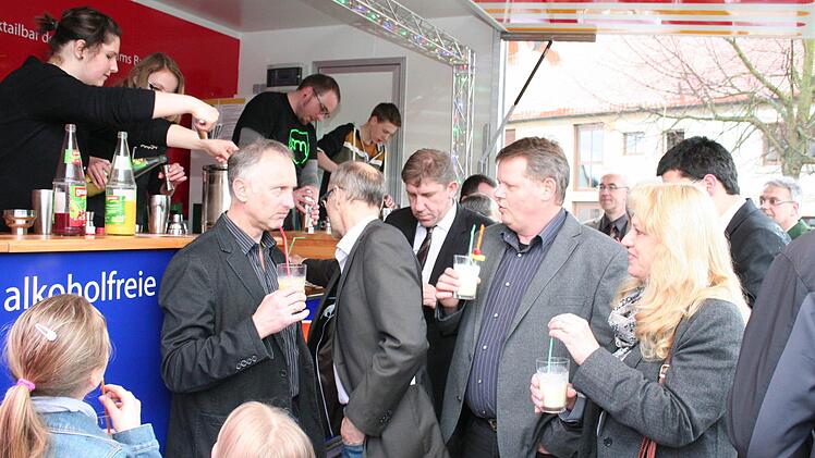 Nach der Vertragsunterzeichnung schenkten Jugendliche der Gemeinde an der Halt-Bar alkoholfreie Cocktails an die Besucher aus.  Foto: Seeger