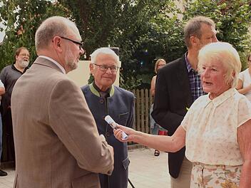 Na, alles ist noch nicht ganz so glänzend: Frau Ebner redete schon ein Wörtchen mit dem Bürgermeister. Landrat Rudolf Handwerker hörte genau zu. Fotos: Günther Geiling