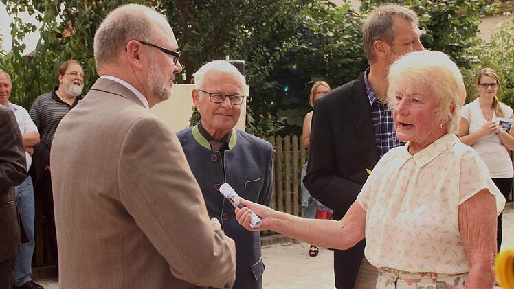 Na, alles ist noch nicht ganz so glänzend: Frau Ebner redete schon ein Wörtchen mit dem Bürgermeister. Landrat Rudolf Handwerker hörte genau zu. Fotos: Günther Geiling
