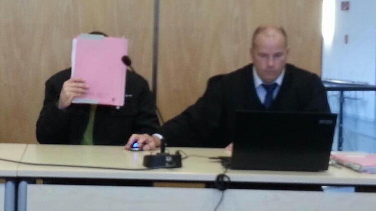 Der 25-jährige Angeklagte (links) und sein Anwalt Thomas Drehsen. Foto: Christian Pack