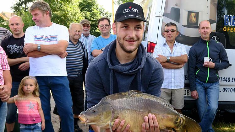 Michael Stilkrich aus Aisch zeigt stolz seinen 6240 g schweren Karpfen