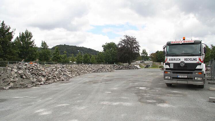 Die hintere Fläche auf dem Parkplatz Schwedensteg dient als Zwischenlager für Baumaterial vom Zentralparkplatz. Foto: Sonny Adam