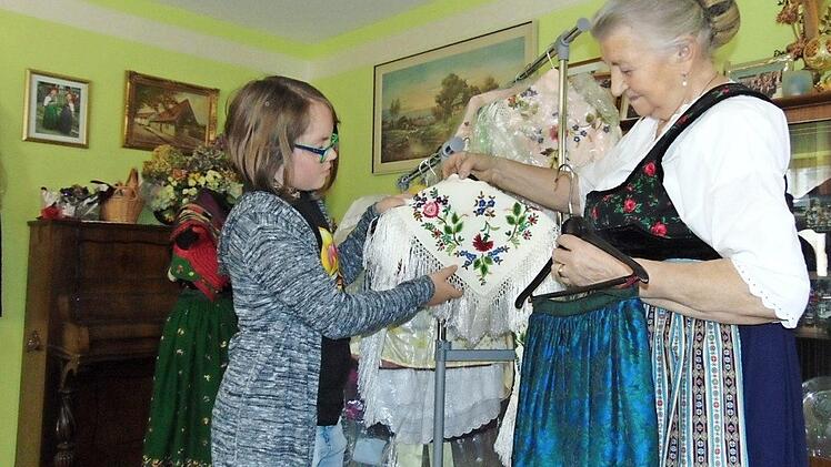 Theres Regenfus (r.) kleidet die Kleinen ein,