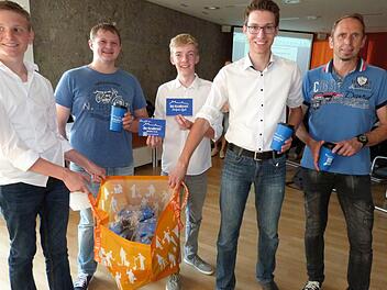"Grünwehrbeck" Sebastian Groß war der Erste, der sich mit einem Starter-Set mit 30 KulmBechern eindeckte. Unser Bild zeigt (von links) Josias Neumüller, Sebastian Groß, Patrick Bär, Nicolas Landgraf und Abfallberater Detlef Zenk vom Landratsamt Kulmbach.  Foto: Werner Reißaus