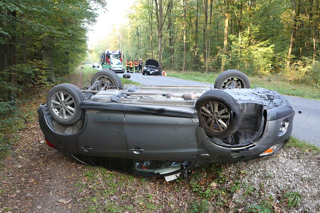 Auf Gegenfahrbahn geraten: Auto überschlägt sich im Kreis Erlangen-Höchstadt