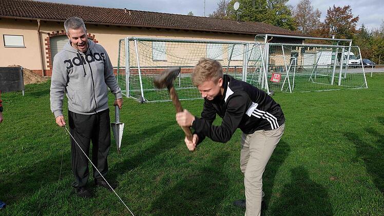 Die Teilnehmer waren gut motiviert, ging es doch nach dem Lauf in die Herbstferien. So auch Schüler Titzian Manger (rechts), der bei den Vorbereitungen für das Sportereignis mit Sportlehrer Sascha Lübbecke half. Foto: Gerd Schaar