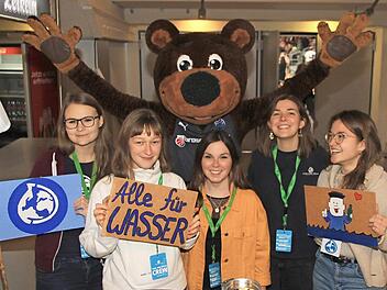 Gute Laune in der Brose-Arena: Zusammen mit dem Maskottchen "Freaky" (Hintergrund) freut sich die Ansprechpartnerin von "Viva con Agua", Sophie Luther (Zweite von rechts), mit ihren Sammlerinnen über die gute Resonanz bei den Basketball-Heimspielen.  Foto: Bertram Wagner