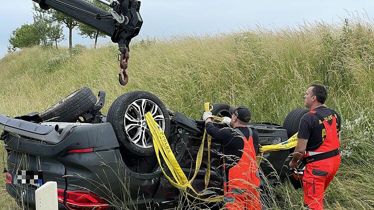 Nach Frontalkollision: BMW &uuml;berschl&auml;gt sich und landet im Graben