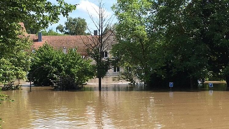 Hochwasser in Adelsdorf: Therapiezentrum Laufer Mühle von Außenwelt abgeschnitten