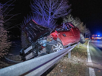 Auto bei Erlangen von Fahrbahn abgekommen - Fahrerin schwer verletzt