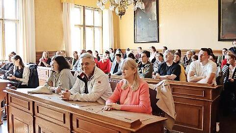Besucher der Asservatenversteigerung im Historischen Sitzungssaal.