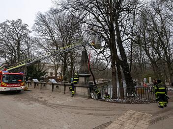 Feuerwehr baut Eisbachwelle zur&uuml;ck