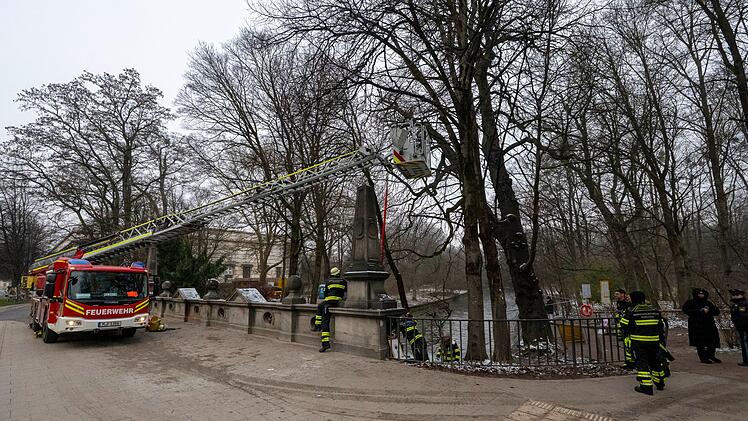 Feuerwehr baut Eisbachwelle zur&uuml;ck