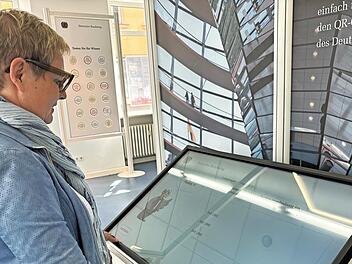 Sabine Dittmar bei einem Besuch der Wanderausstellung im Mai 2024 in Ha&szlig;furt.