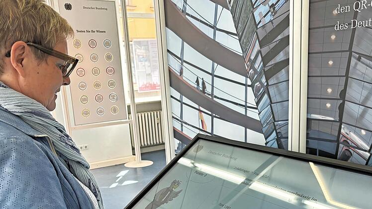 Sabine Dittmar bei einem Besuch der Wanderausstellung im Mai 2024 in Ha&szlig;furt.