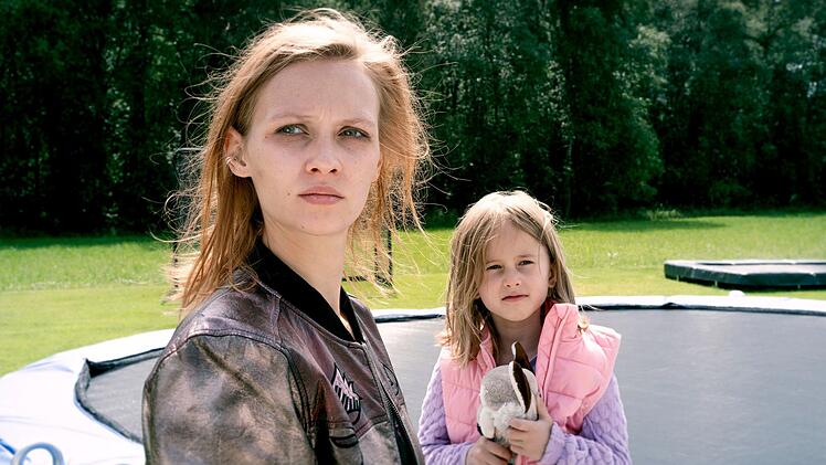 Mascha (Meira Durand, links) und ihre Tochter (Mathilda Graf) haben schwere Zeiten hinter sich.