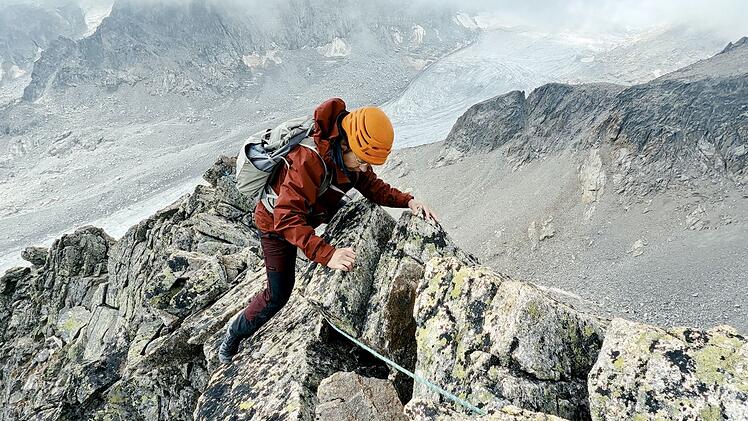 Der Film begleitet H&eacute;l&egrave;ne Huby auch abseits von ihrem Beruf, zum Beispiel beim Bergsteigen.
